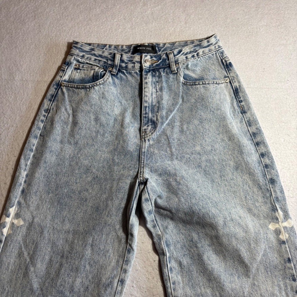 WHITE FOX Women's L Light Wash Wide Leg Jeans Cross Embellishment Cotton - Picture 3 of 12